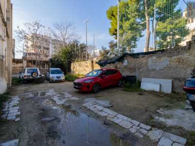 Raggiungiamo infine un cortile attualmente utilizzato come parcheggio...